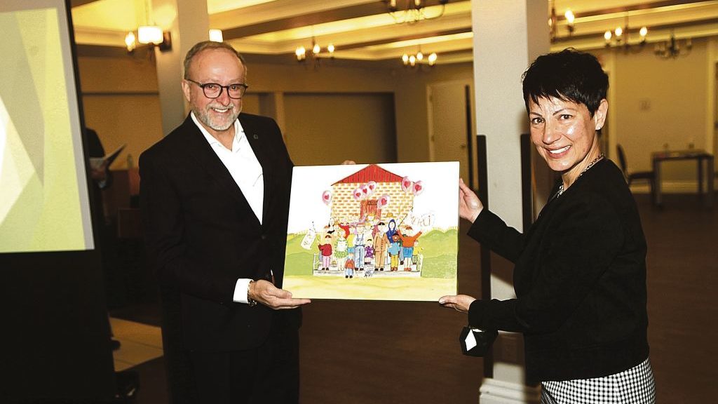 Serge Bossé, directeur général sortant de la Caisse Desjardins de la Région de Saint-Hyacinthe et président d’honneur de la campagne, et Marie-Élaine Morin, directrice du Centre de bénévolat de Saint-Hyacinthe. Photo Robert Gosselin | Le Courrier ©