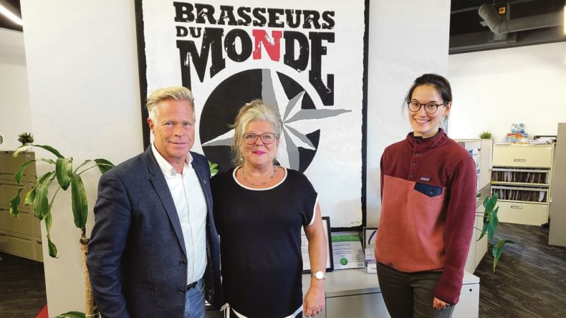 Brasseurs du monde et Crème Pâtisserie Boulangerie ont établi un maillage afin de mettre en place un système d’économie circulaire. Sur la photo, Gilles Dubé, président-directeur général de Brasseurs du Monde, Brigitte Canuel, directrice administrative de Brasseurs du Monde, et Yona Qi, agente en économie circulaire de Symbiose agroalimentaire Montérégie. Photo gracieuseté