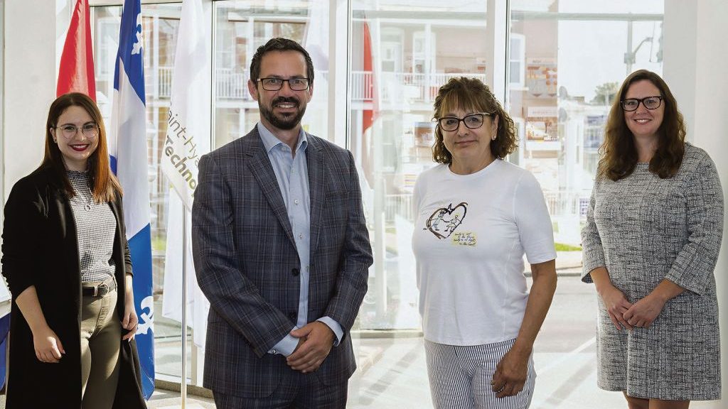 Noeimy Dulude, conseillère au développement entrepreneurial et au mentorat de Saint- Hyacinthe Technopole, Pierre Dumaine, chef mentor, Sylvie L. Simoneau, mentore, et Karine Guilbault, directrice du développement industriel de Saint-Hyacinthe Technopole. Photo Patrick Roger