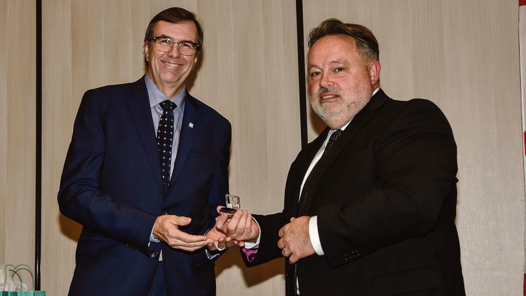 Le directeur général de la Ville de Saint-Hyacinthe accueille le nouveau maire, André Beauregard, au moment de l’assermentation. Photo François Larivière | Le Courrier ©