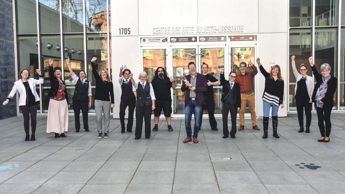 Après avoir fait des pieds et des mains durant la pandémie, les employés du Centre des arts Juliette-Lassonde ont vu leurs efforts être récompensés par l’ADISQ avec le prix de l’Équipe de diffusion de spectacles de l’année. Photo François Larivière | Le Courrier ©