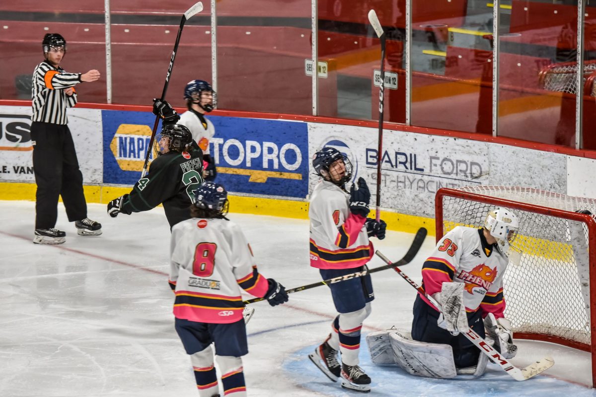 Avec ses trois buts, l’attaquant Chad Prepszl a propulsé les Gaulois vers une victoire de 4 à 2, vendredi, face au Phénix du Collège Esther-Blondin. Photo François Larivière | Le Courrier ©