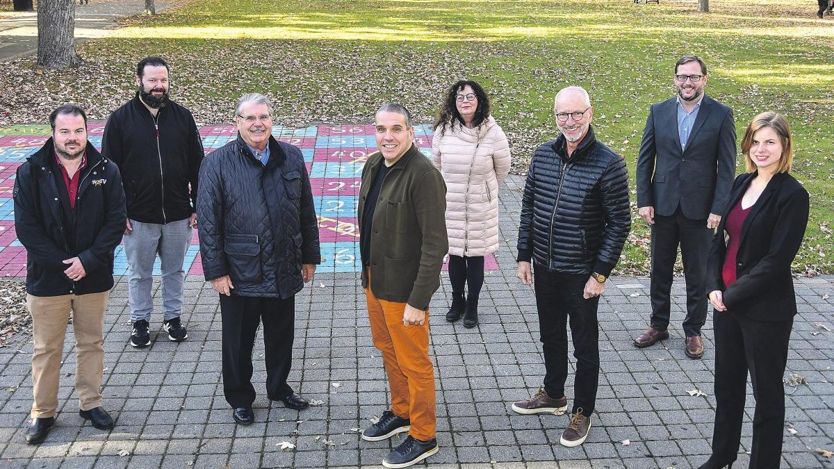 Les équipes de NousTV et du Courrier de Saint-Hyacinthe joindront leurs forces le dimanche 7 novembre lors des élections municipales. On retrouve dans l’ordre habituel : Bruno Beauregard, journaliste, Alain Ricard, réalisateur captation, Pierre Solis, analyste, Martin Bourassa, analyste, Lorraine Larouche, directrice de la programmation à NousTV, Pierre Rhéaume, analyste, Benoit Chartier, éditeur du Courrier de Saint-Hyacinthe et Sarah-Eve Charland, animatrice de la soirée électorale. Photo François Larivière | Le Courrier ©