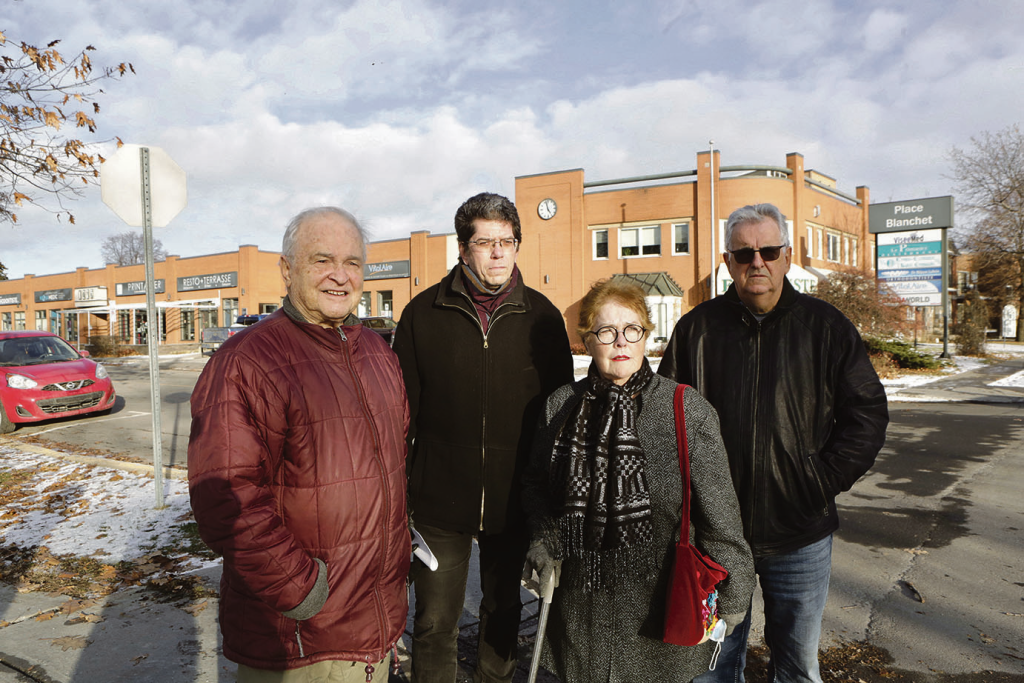 Le comité 1tourdepassepasse est composé de Jacques Beauséjour, Jean Dubé, Danielle Viens et Michel Barré. Photo Robert Gosselin | Le Courrier ©