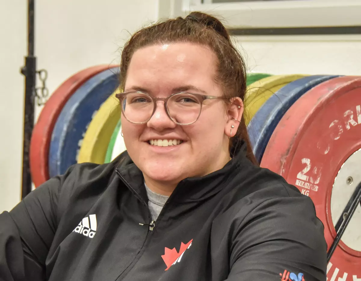 L’Albertaine Emma Friesen, l’un des plus beaux espoirs en haltérophilie au pays, s’est installée à Saint-Hyacinthe l’été dernier dans le seul but de joindre le club La Machine Rouge et de pouvoir s’y entraîner à temps plein sous la supervision de Yvan Darsigny. Photo François Larivière | Le Courrier ©