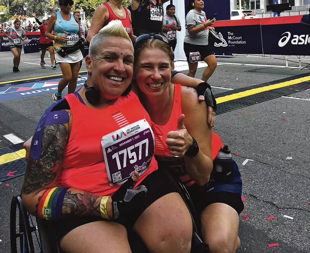Jani Barré sur la ligne d’arrivée du Marathon de Los Angeles avec sa conjointe Manon Pilon. Photo gracieuseté