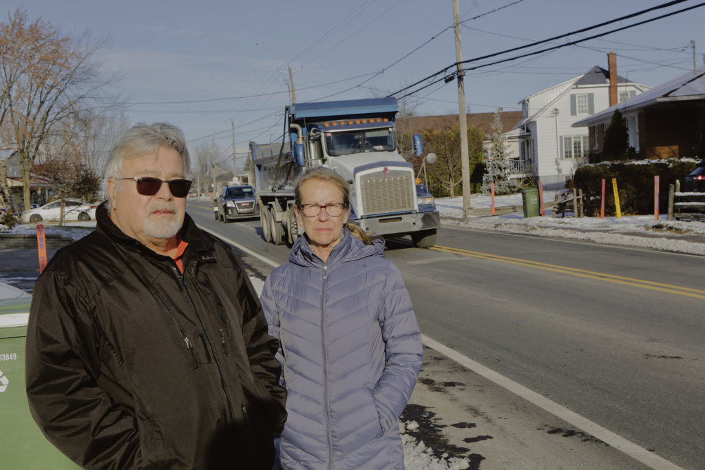 Jean-Luc Morin et Andrée Corbeil demandent à ce que les camions soient détournés de la rue des Seigneurs Est à Saint-Hyacinthe. Photo Robert Gosselin | Le Courrier ©