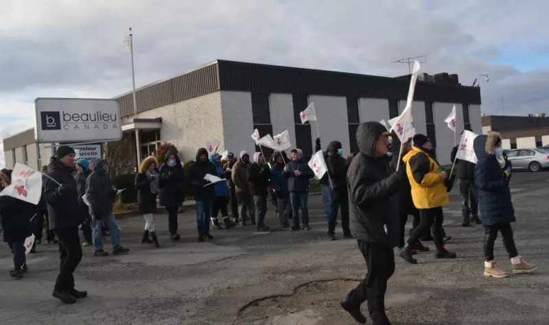Les employés syndiqués de Beaulieu Canada, à Acton Vale, ont déclenché la semaine dernière une grève illimitée. Photo gracieuseté