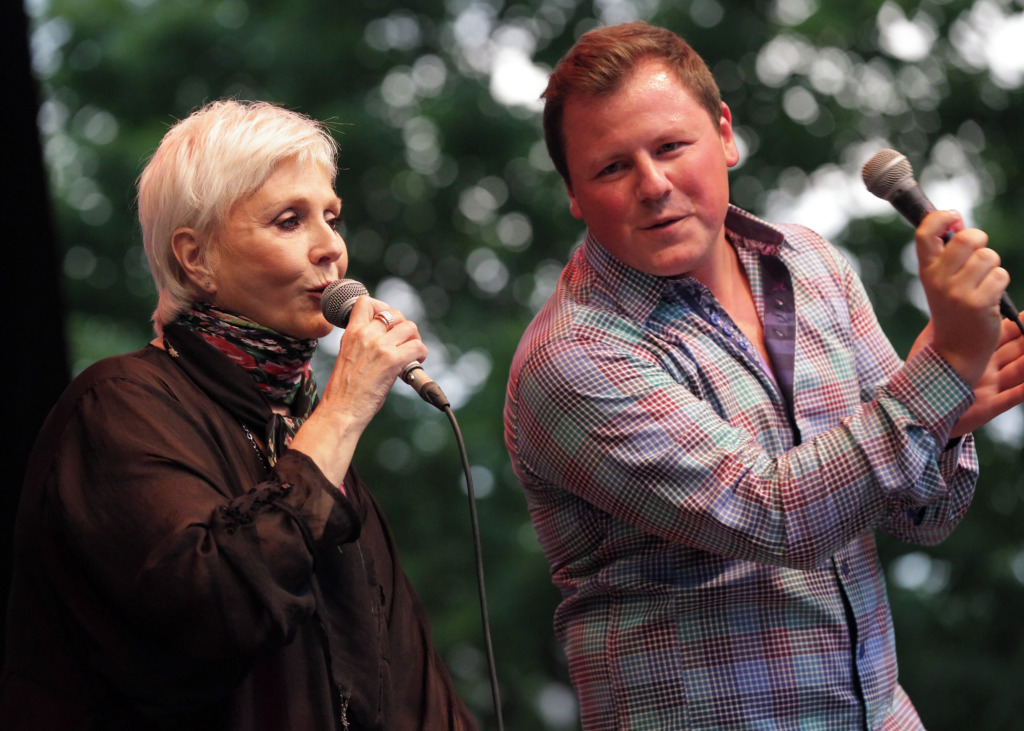 René Martel lors d’une performance aux Beaux mardis de Casimir en 2014. Dans un spectacle-hommage à Willie Lamothe, elle avait notamment chanté avec Maxime Landry (sur la photo) et Laurence Jalbert. Photothèque | Le Courrier ©