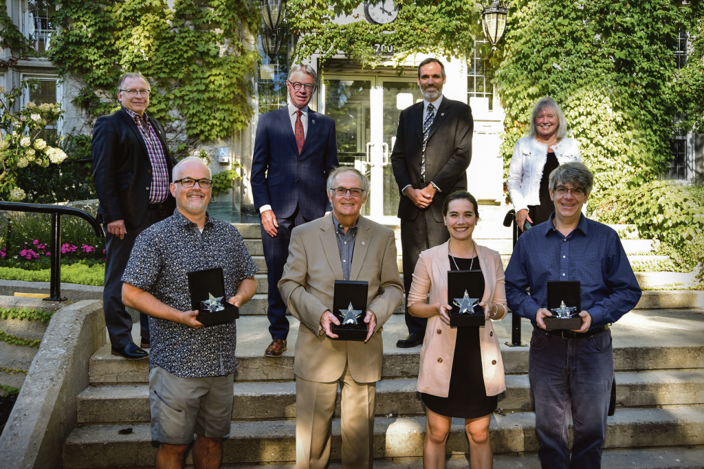 Première rangée, de gauche à droite : Nicolas Hébert (représentant du FC Saint-Hyacinthe), Jean-Marie Pelletier, Annabelle T.Palardy et Nelson Archambault (représentant de la Médiathèque maskoutaine). Deuxième rangée, de gauche à droite : Jeannot Caron, conseiller municipal du district Cascades, le maire Claude Corbeil, David Bousquet, conseiller municipal du district Sacré-Cœur, et Claire Gagné, conseillère municipale du district Bois-Joli. Absents : David-Olivier Huard et François Beaupré. Photo François Larivière | Le Courrier ©