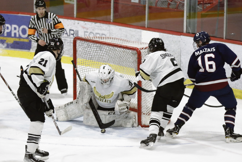 Envoyé devant le filet maskoutain lors des deux matchs face aux Gaillards, le gardien Mathis Duhamel a bien fait en repoussant 60 des 64 lancers auxquels il a fait face durant la fin de semaine. Photo Robert Gosselin | Le Courrier ©