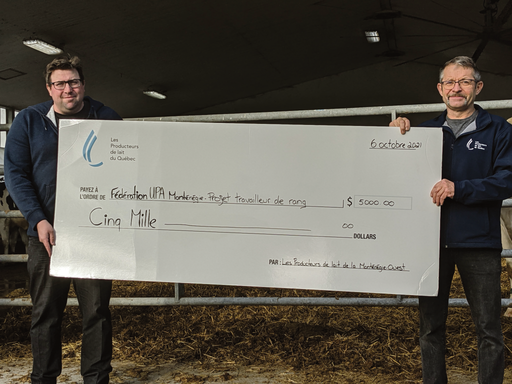 À droite, Peter Strebel, président du conseil régional des Producteurs de lait de Montérégie-Ouest et membre du conseil d’administration des Producteurs de lait du Québec, a remis 5000 $ à Jérémie Letellier, président de la Fédération de l’UPA Montérégie, pour assurer les services de deux travailleurs de rang en Montérégie. Photo gracieuseté