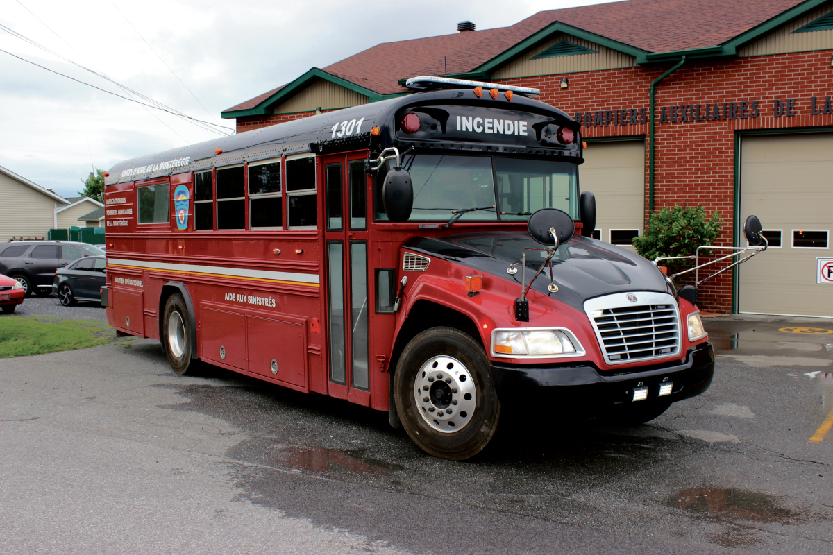 Un ancien autobus scolaire a été aménagé afin de soutenir la mission de l’Association des pompiers auxiliaires de la Montérégie. Photo gracieuseté