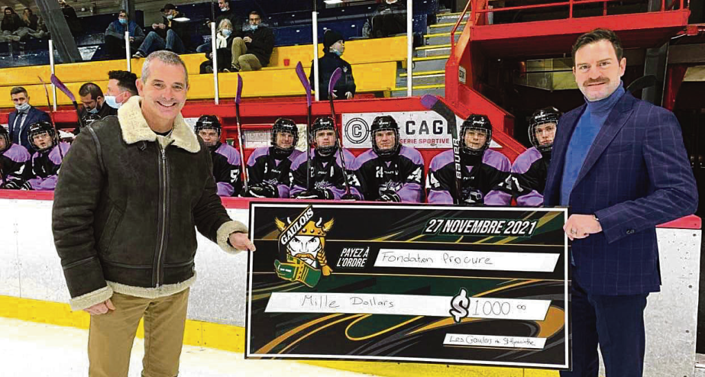 Grâce à leur match pour la lutte contre le cancer, les Gaulois de Saint-Hyacinthe ont amassé un montant de 1000 $ qu’ils ont remis à l’organisme Procure. Sur la photo, on aperçoit le Maskoutain Bertrand Godin, porte-parole de Procure, et Benoit Rajotte, directeur général de la structure des Gaulois. Photo Gaulois de Saint-Hyacinthe