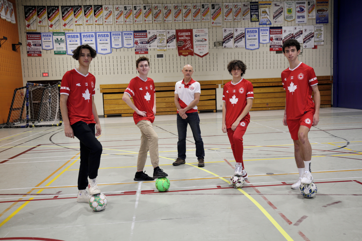 Les joueurs de futsal Alexis Paradis, Alex Trahan, Zacharie Lanteigne et Fabio Cabrera, quatre élèves-athlètes de la région, ont vécu leur première expérience internationale cet automne en représentant le Canada lors du Championnat mondial C-15 qui s’est tenu au Paraguay. Gerardo Cabrera (au centre) les a accompagnés comme chef de la délégation. Photo Robert Gosselin | Le Courrier ©