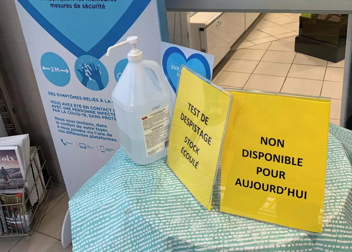 À l’entrée d’une pharmacie, on avise les clients qu’il n’y a plus de tests rapides disponibles. Photo | Le Courrier ©