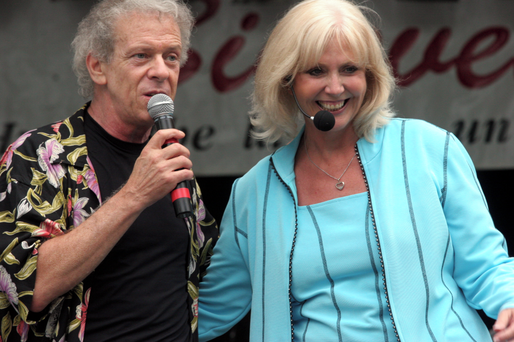 Lors du Festival rétro de Saint-Hyacinthe de 2005, Renée Martel avait pris la relève de l’animation du spectacle Souvenirs, Souvenirs. On la voit ici en compagnie du chanteur Pierre Senécal. Photothèque | Le Courrier ©