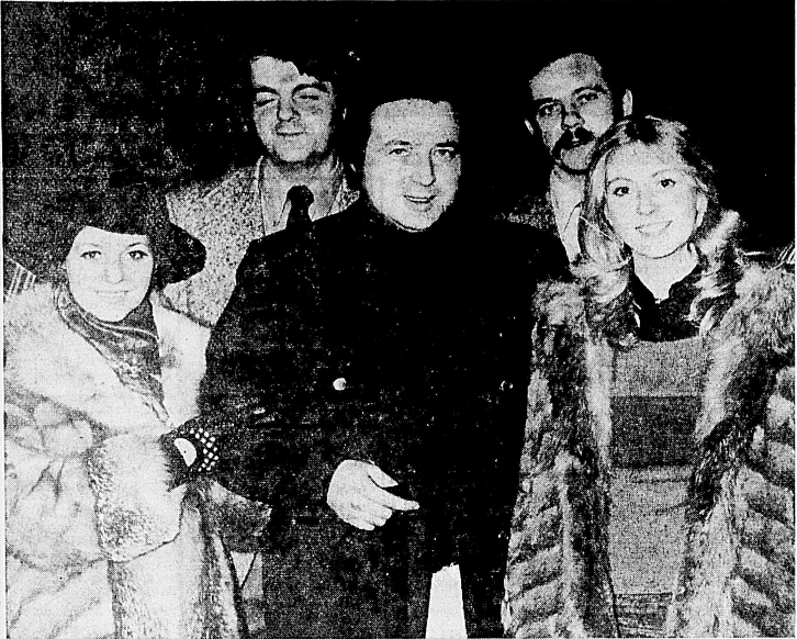 Cette photo a été prise lors d’un passage de Renée Martel à Saint-Hyacinthe en 1972. On la retrouve à droite, aux côtés de Luc Casavant et de la chanteuse Lucie Vallée. Léon Lussier et Michel Comtois apparaissent également à l’arrière. Photothèque | Le Courrier ©