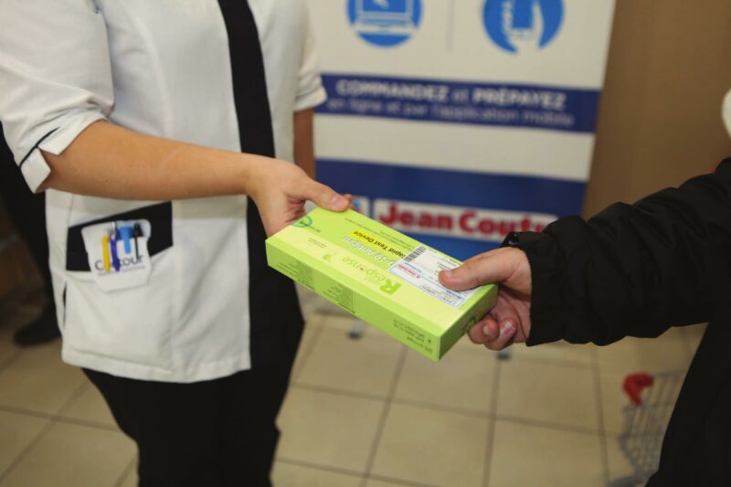Depuis lundi, les pharmacies distribuent gratuitement des autotests à leur clientèle. Photo Robert Gosselin | Le Courrier ©
