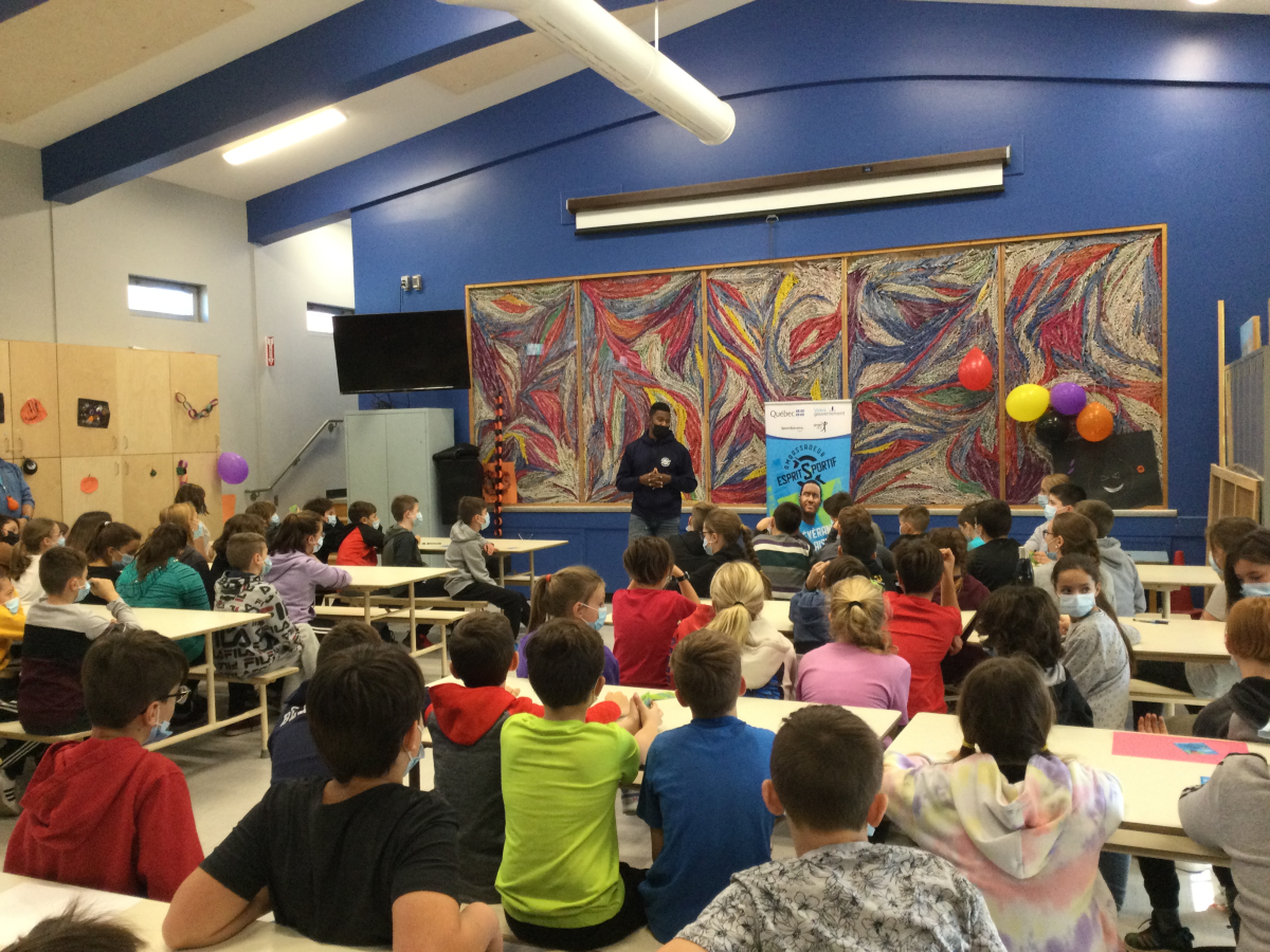 L’ex-joueur de soccer Patrice Bernier lors de sa visite à l’école Henri-Bachand. Photo gracieuseté