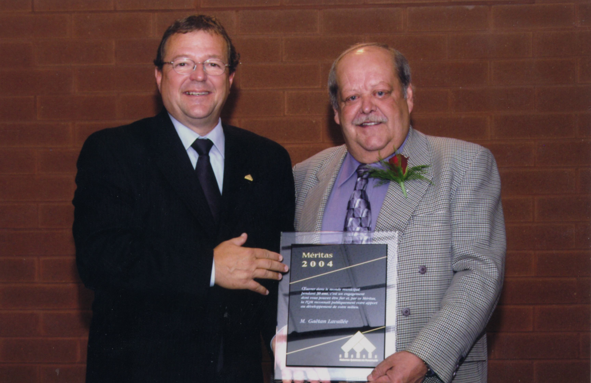 En 2004, Gaëtan Lavallée a reçu une plaque de la Fédération québécoise des municipalités pour souligner ses 30 ans d’implication politique. Photothèque | Le Courrier ©