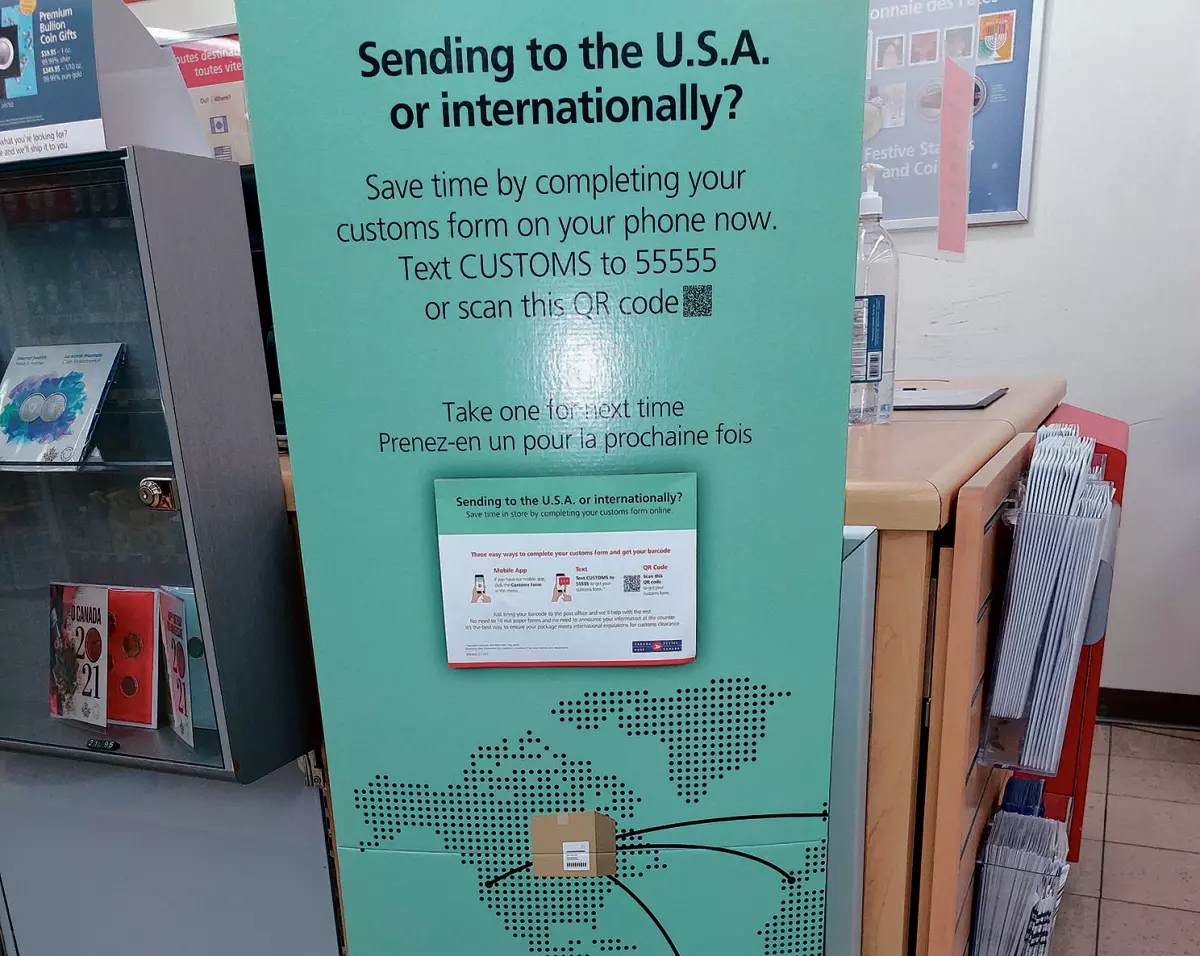 Une affiche mettant l’anglais en avant-plan au comptoir de Postes Canada des Galeries St-Hyacinthe a fait réagir. Photo Lyne Goulet
