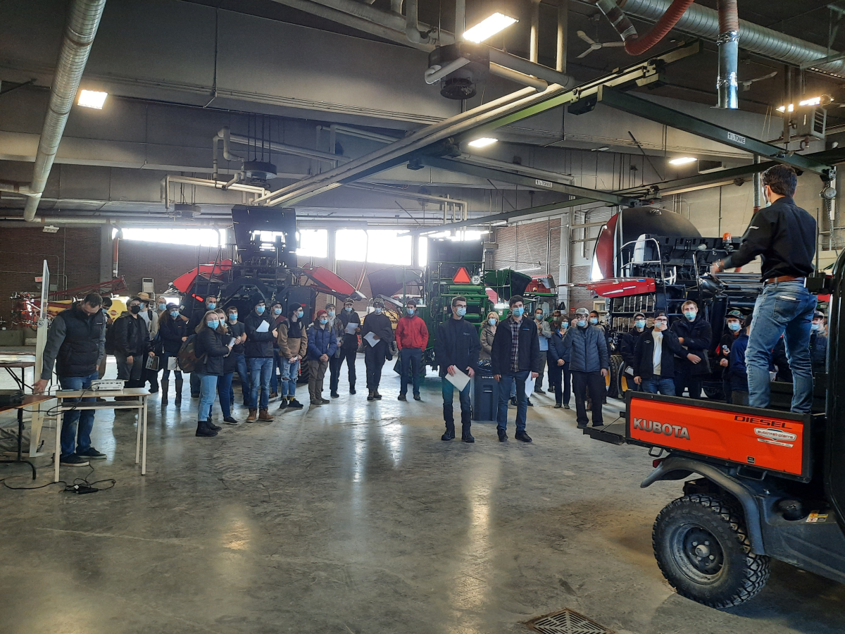 Les finissants du programme Technologie du génie agromécanique participent à l’activité de comparaison de machinerie agricole de l’ITAQ. Photo Institut de technologie agroalimentaire du Québec