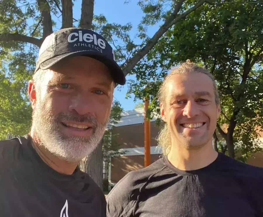 S’étant d’abord donné comme défi de compléter 50 demi-marathons dans son année, le Maskoutain David Boucher (à gauche) en a finalement couru 87. On le voit ici avec l’ultramarathonien Joan Roch, un homme qui l’a inspiré à repousser ses limites. Photo gracieuseté