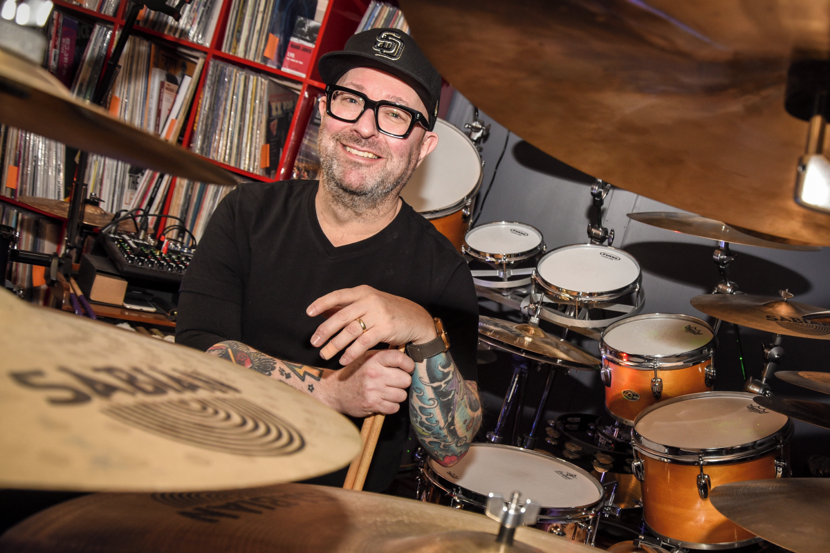 Après une carrière des plus diversifiées, le Maskoutain Nicolas Quintal a posé ses cymbales dans le quartier La Providence où il vient d’ouvrir la Drumathèque. Photo François Larivière | Le Courrier ©