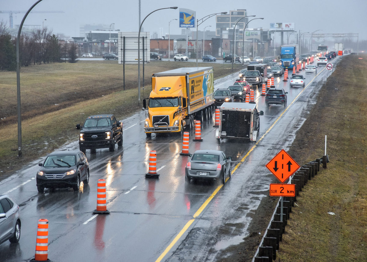 En avril 2019, les travaux avaient entraîné la fermeture partielle de l’autoroute 20 à la hauteur du parc Les Salines et créé bien des maux de tête aux automobilistes. Photothèque | Le Courrier ©