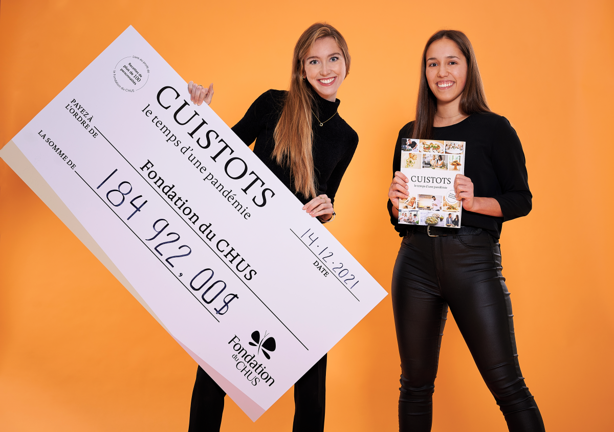 Avec un simple livre de recettes, la Maskoutaine Annabelle Harpin (à droite) et sa collègue Catherine Laferté, deux étudiantes en médecine à l’Université de Sherbrooke, ont réussi à amasser près de 185 000 $ pour la Fondation du CHUS. Photo gracieuseté