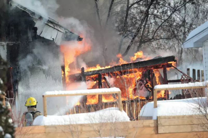 Les flammes auraient pris naissance à la hauteur du patio situé à l’extrémité de la résidence. Photo Adam Bolestridge