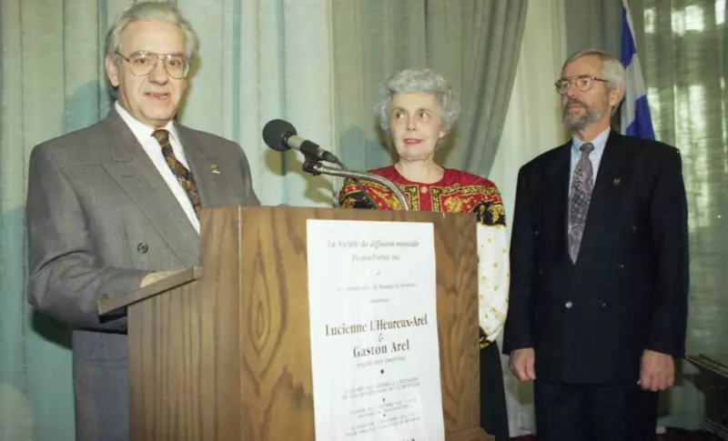Gaston Arel et son épouse Lucienne L’Heureux avaient été reçus à l’hôtel de ville de Saint-Hyacinthe par le maire de l’époque, Claude Bernier, pour signer le livre d’or en 1995. Photothèque | Le Courrier ©