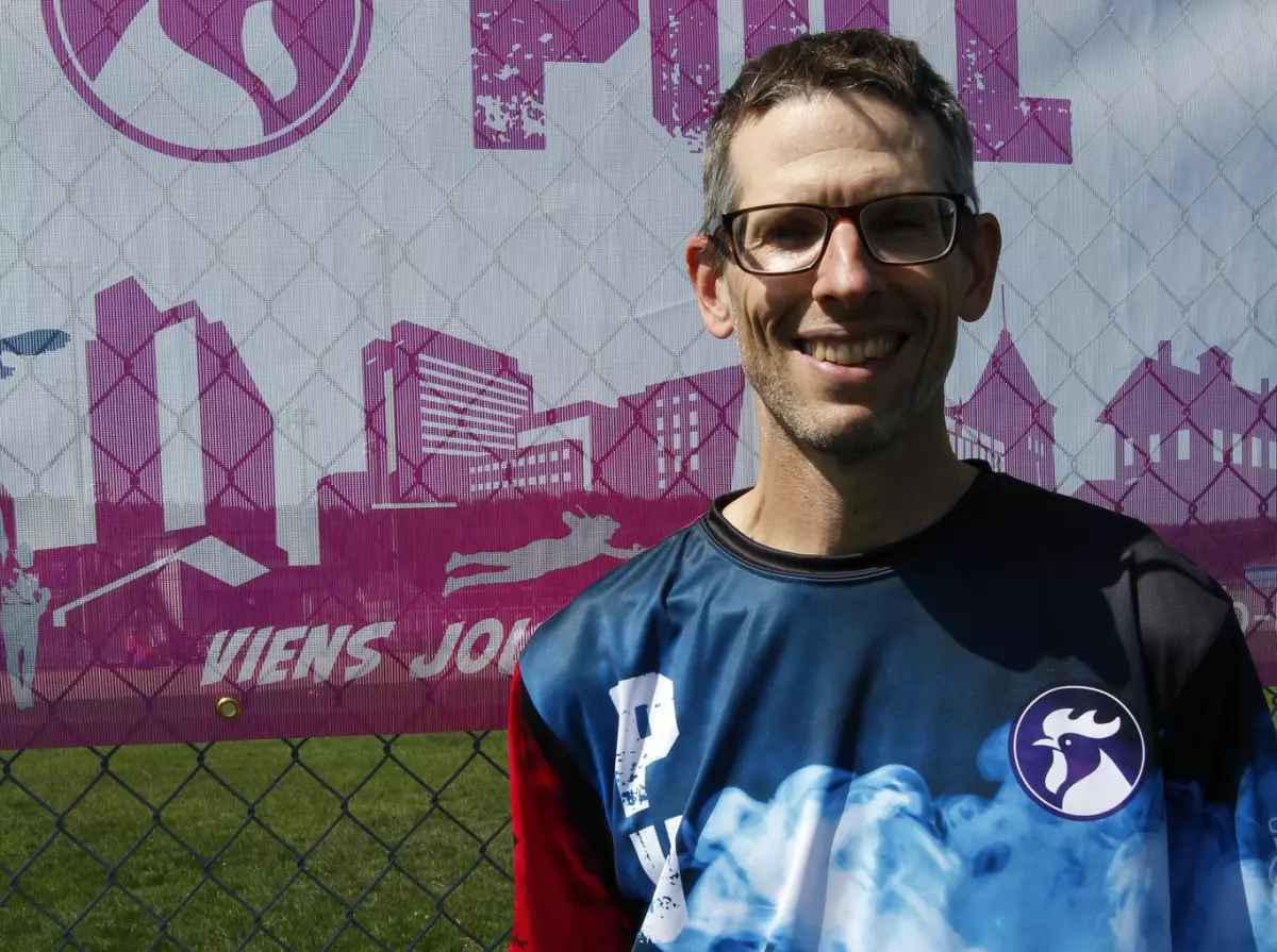 L’entraîneur Antoine Campeau-Péloquin a également été récompensé au gala annuel de la Fédération québécoise d’ultimate avec le prix Marie-France Hivert. Photo Yoann Ronsin