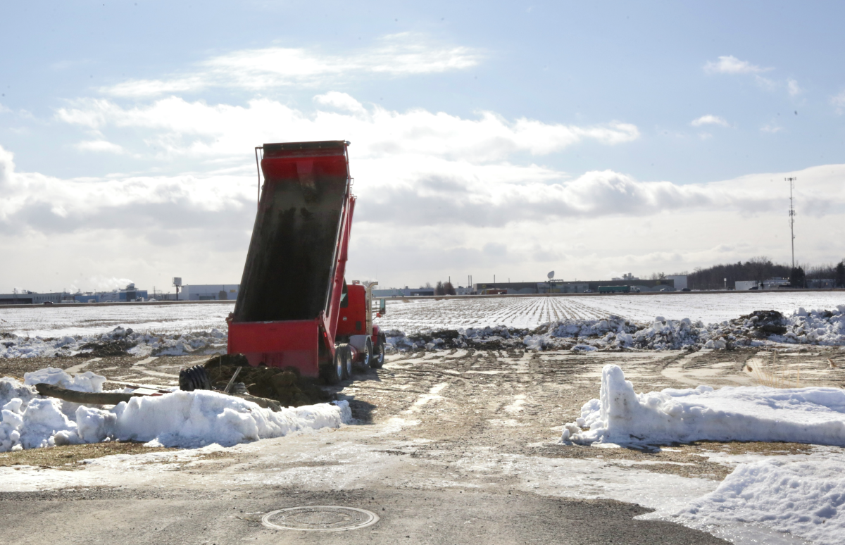 Un agriculteur a voulu remblayer un lit d’écoulement, mais a dû arrêter ses travaux lorsque la MRC des Maskoutains a été mise au courant. Photo Robert Gosselin | Le Courrier ©