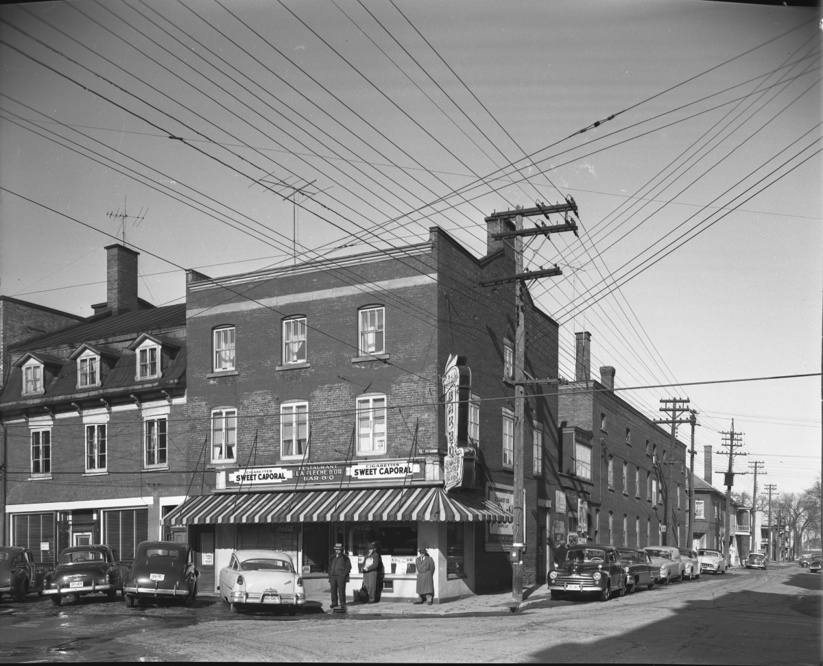 Photo hier : Restaurant La Flèche D’Or, rue Saint-Simon en 1955. Centre d’histoire de Saint-Hyacinthe, CH116 Studio Lumière