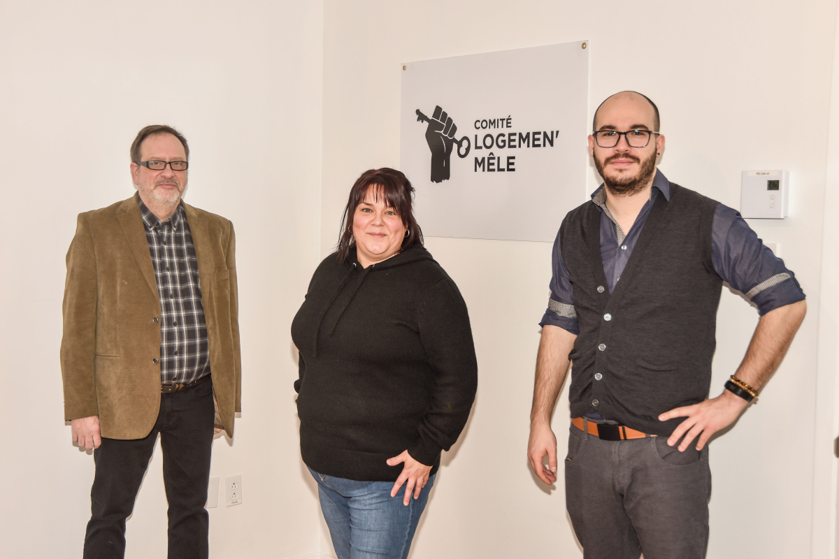 Le coordonnateur par intérim de Logemen’mêle, Daniel Rondeau, la chargée de projet de S.A. Reloge, Julie Lanthier, et le conseiller en défense des droits en matière de logement, Pier- Alexandre Nadeau. Photo François Larivière | Le Courrier ©