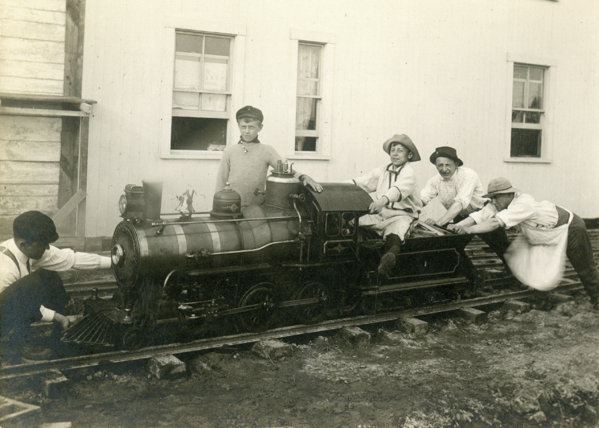 Le petit train à Gervais en 1913. Photo Collection Centre d’histoire de Saint-Hyacinthe, CH478