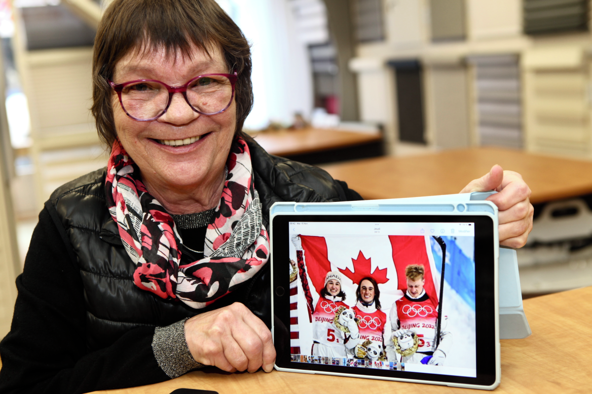 Un sourire rempli de fierté ne quitte plus le visage de la Maskoutaine Lyne Laroche lorsqu’elle parle de sa petite-fille Marion Thénault, médaillée de bronze en sauts acrobatiques par équipe mixte aux Jeux olympiques de Pékin. Photo Robert Gosselin | Le Courrier ©