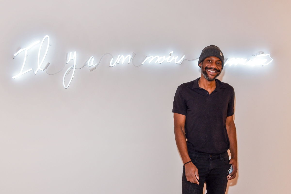 Artiste socialement engagé, Stanley Février pige dans son corpus et dévoile de nouvelles œuvres pour l’exposition Être humain, est-ce un mal(e) absolu? présentée à Expression. Photo François Larivière | Le Courrier ©