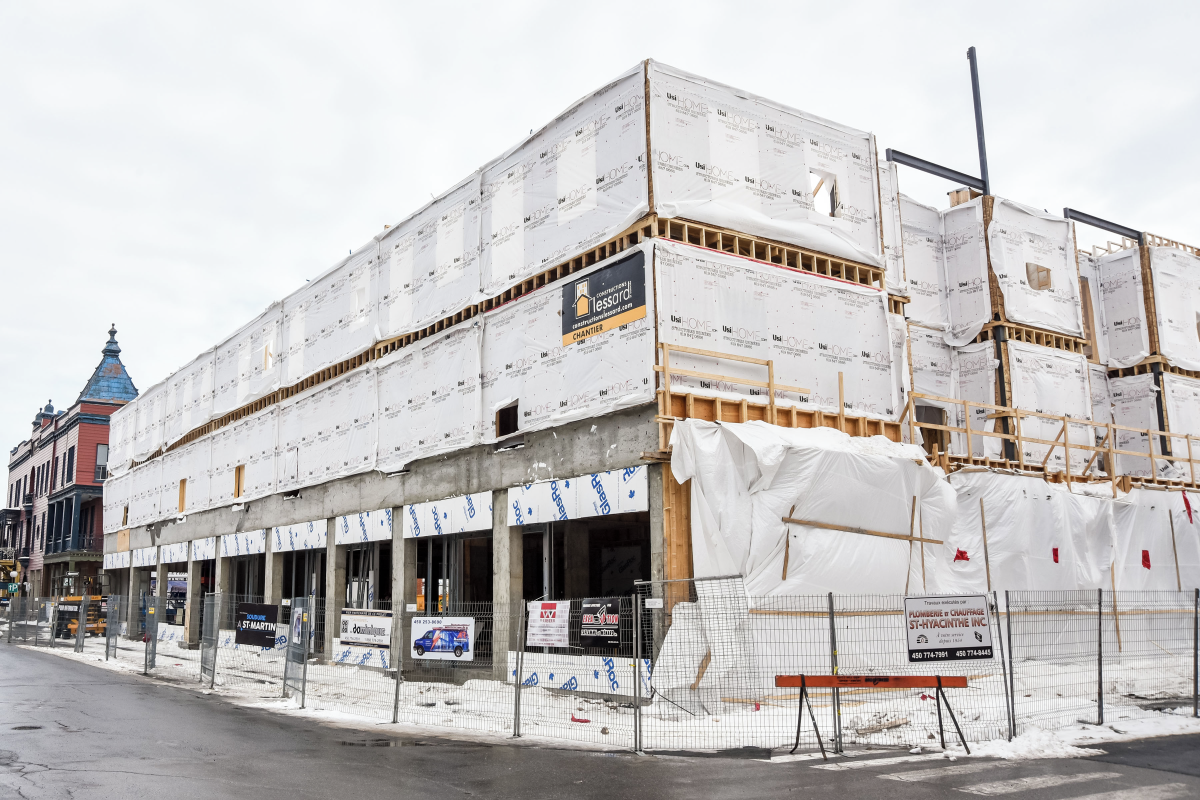 La reconstruction de la Place Frontenac représente un investissement de 9 M$, selon le permis délivré par la Ville de Saint-Hyacinthe. Photo François Larivière | Le Courrier ©