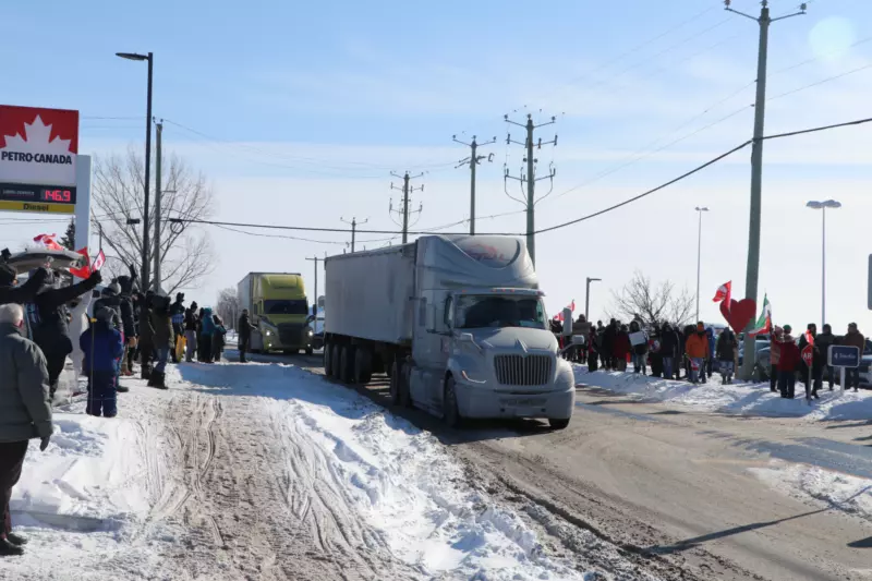 Une centaine de sympathisants se sont rassemblés près du rang Saint-Édouard pour appuyer les camionneurs en route vers Ottawa. Photo Olivier Joyal