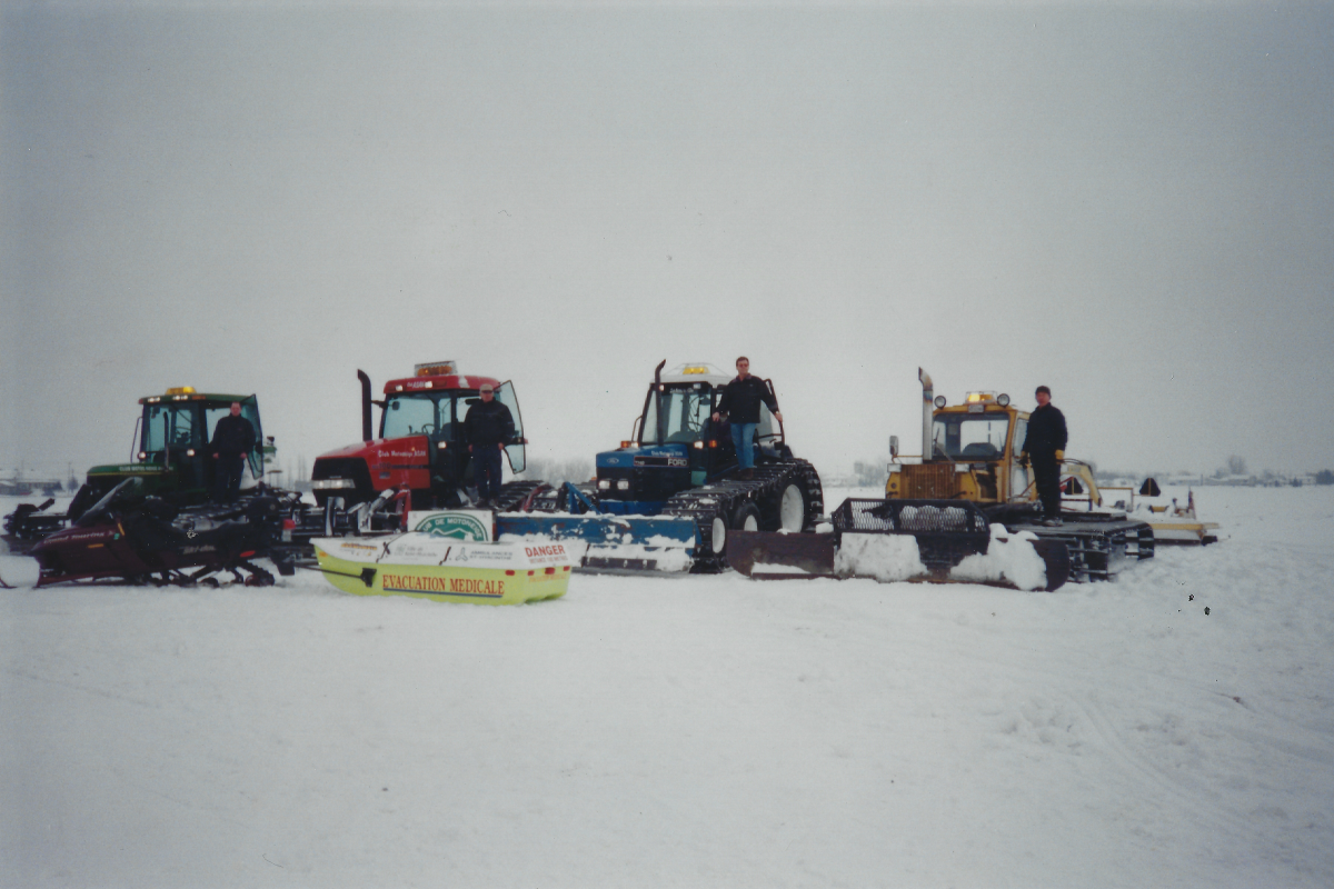 Autrefois appelé les As de l’autoneige, le club ASAN a été fondé principalement par des agriculteurs de la région. Voici un groupe de surfaceuses qui entretenaient les chemins en 2001. Photo gracieuseté