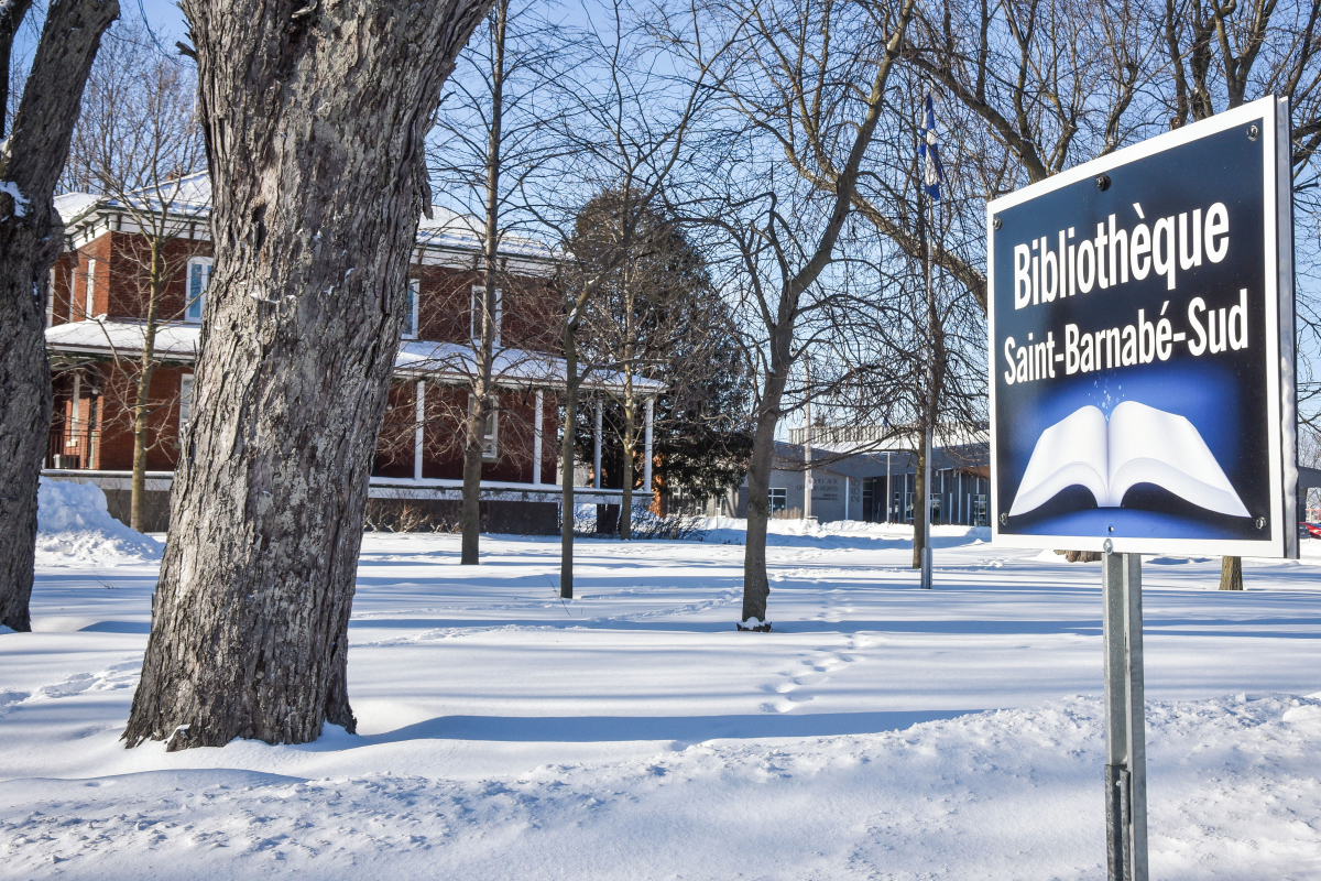 De nouvelles fenêtres et la climatisation seront installés cette année à la bibliothèque municipale de Saint-Barnabé-Sud. Photo François Larivière | Le Courrier ©