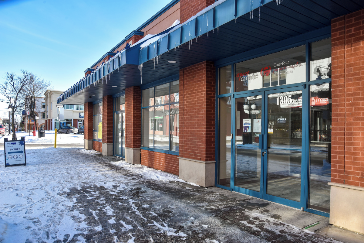 Malgré un nouveau propriétaire, l’édifice commercial restera inchangé mis à part l’arrivée d’un nouveau locataire, soit la firme L’Établi – Architecture & Design, d’ici les prochaines semaines. Photo François Larivière | Le Courrier ©