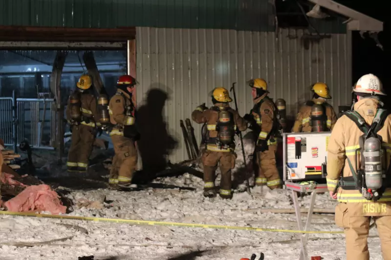 Une vingtaine de pompiers ont combattu le feu à Sainte-Marie-Madeleine. Les dommages sont minimes. Photo Olivier Joyal