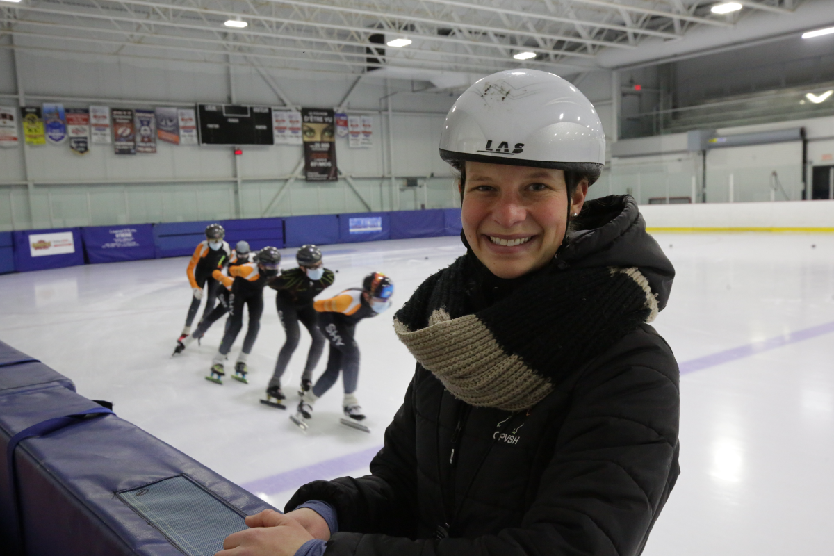 L’entraîneuse-chef du Club de patinage de vitesse de Saint-Hyacinthe, Amélie Godin. Photo Robert Gosselin | Le Courrier ©
