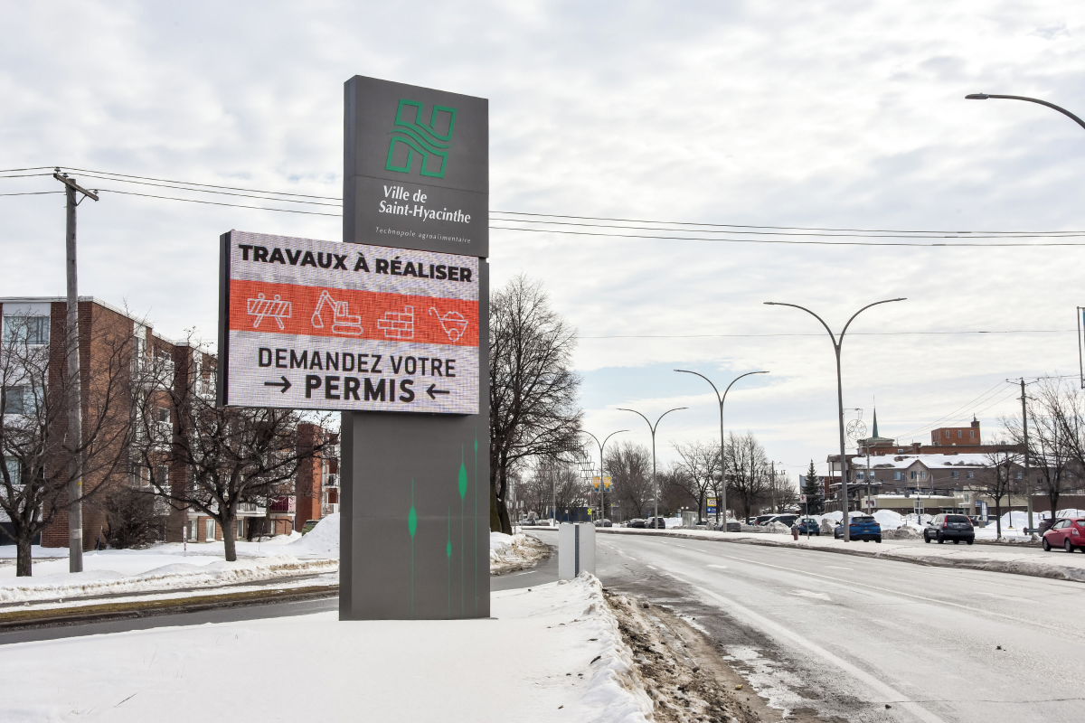 La Ville de Saint-Hyacinthe a conclu une entente avec Pattison pour l’installation de quatre panneaux publicitaires municipaux. Photo François Larivière | Le Courrier ©