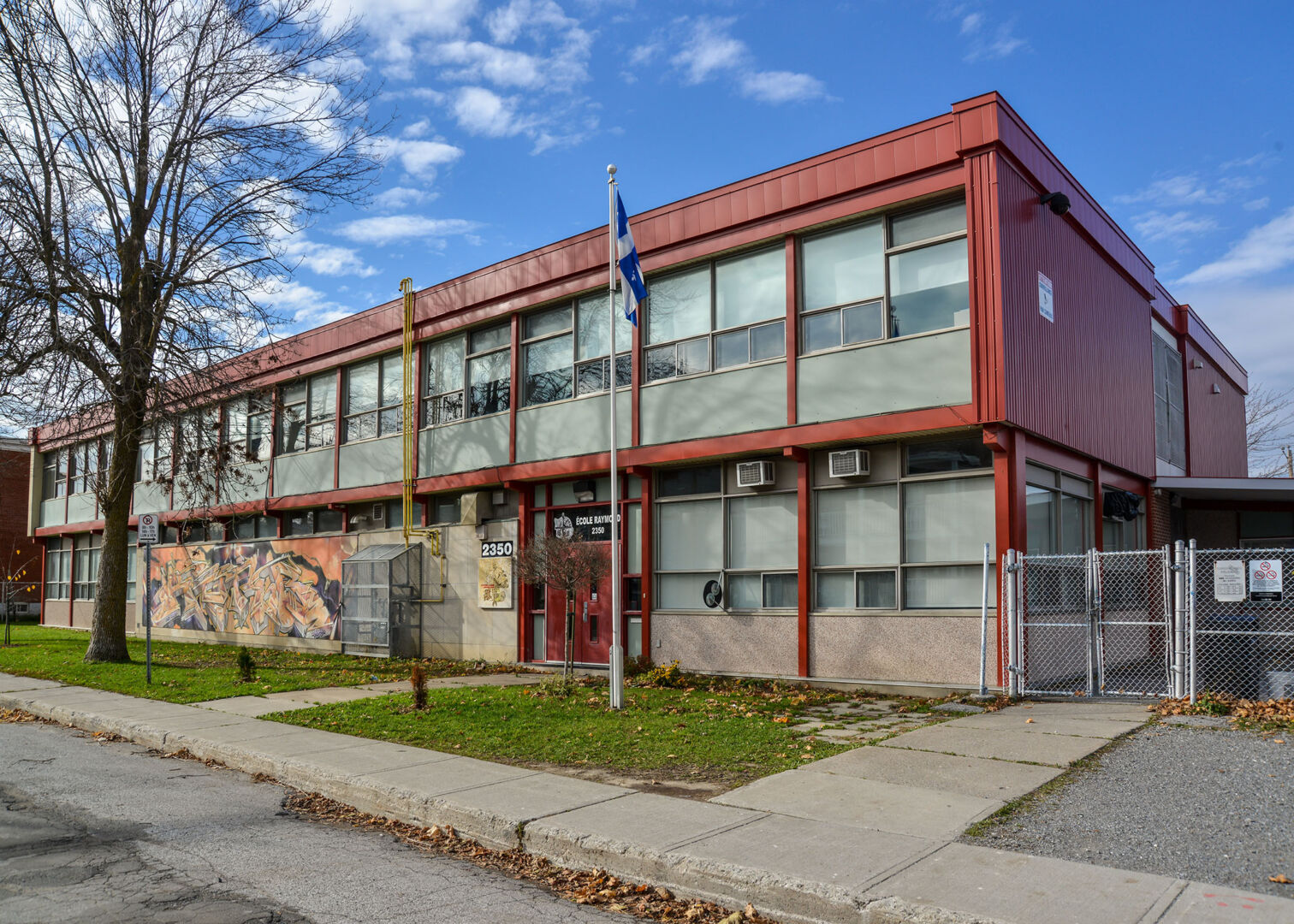 Du 2 au 4 février, l'école secondaire Raymond a dû basculer toutes ses classes en enseignement à distance en raison du nombre trop élevé de membres du personnel placés en isolement pour des raisons relatives à la COVID-19.
Photothèque | Le Courrier ©
