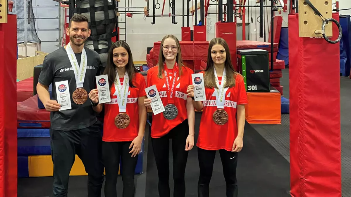 Trois élèves de la concentration sport-études Ninja Warrior, Lilia Pelletier, Mégane Bédard et Naomie Pelletier, sont montées sur le podium des World Ninja Athlete Games récemment, tout comme leur entraîneur Mathieu St-Ours. Photo gracieuseté